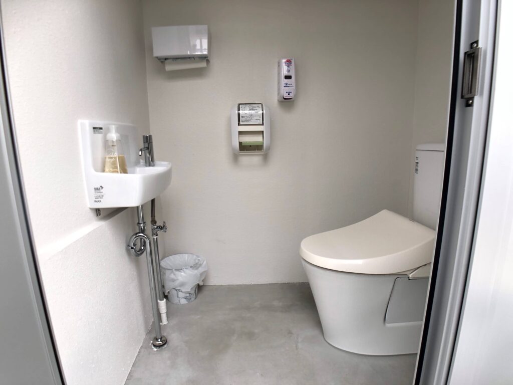 温水洗浄機能付の屋外トイレ。便座除菌クリーナー付。屋外トイレ（温水洗浄機能付）